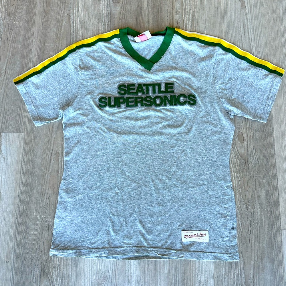 Mitchell & Ness Men's Seattle SuperSonics Overtime Win V-Neck T-Shirt - RARE